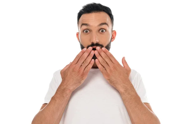 Σοκαρισμένος Και Γενειοφόρος Άνθρωπος Που Καλύπτει Στόμα Χέρια Απομονώνονται Λευκό — Φωτογραφία Αρχείου