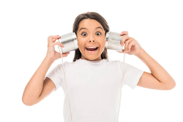 Niño Excitado Sosteniendo Latas Cerca Las Orejas Aisladas Blanco — Foto de Stock