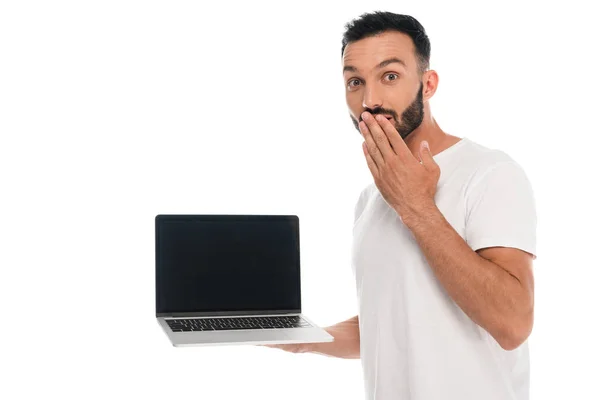 Шокированный Бородатый Человек Покрывает Рот Держит Ноутбук Чистым Экраном Изолированы — стоковое фото