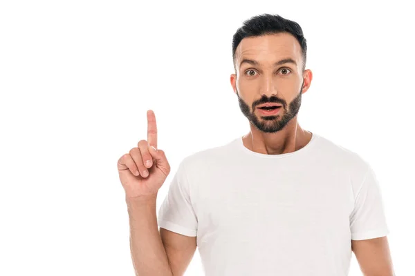 Schockierter Und Bärtiger Mann Zeigt Mit Erhobenem Zeigefinger Auf Weiß — Stockfoto