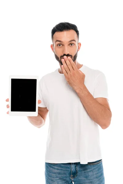 Hombre Sorprendido Cubriendo Boca Sosteniendo Tableta Digital Con Pantalla Blanco —  Fotos de Stock