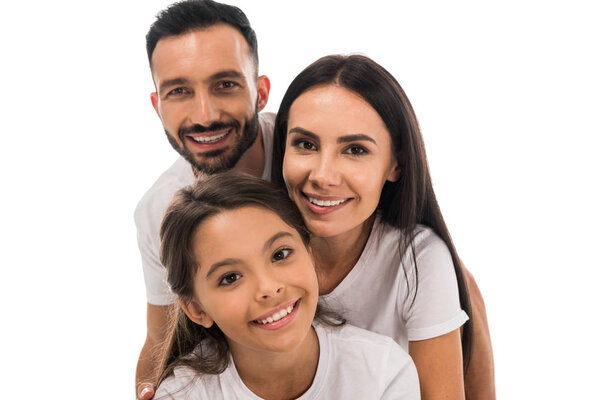 счастливые родители и ребенок в белых футболках, изолированных на белом
 