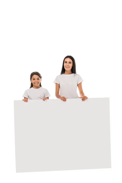 快乐的母亲和女儿站在白色的标语牌上 — 图库照片