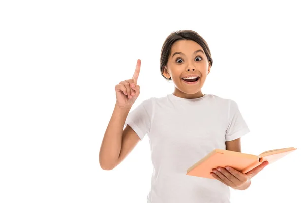 Niño Emocionado Sosteniendo Libro Señalando Con Dedo Aislado Blanco — Foto de Stock