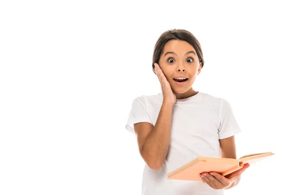 Verrast Kind Aanraken Gezicht Terwijl Het Houden Van Boek Geïsoleerd — Stockfoto