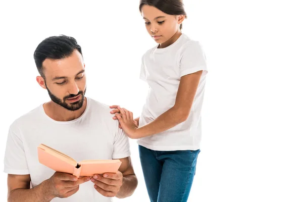 Padre Guapo Linda Hija Lectura Libro Aislado Blanco — Foto de Stock