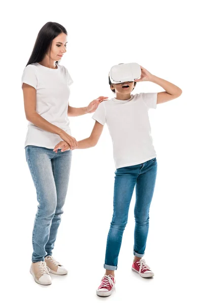 Atraktivní Matka Stojící Dítětem Virtuální Realitě Sluchátka Izolované Bílém — Stock fotografie