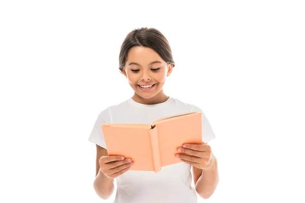 Positief Kind Glimlachen Tijdens Het Lezen Boek Geïsoleerd Wit — Stockfoto