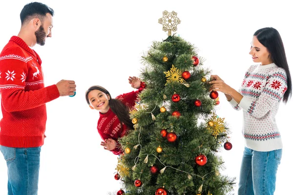 ホワイトに孤立したクリスマスツリーを飾る幸せな家族 — ストック写真