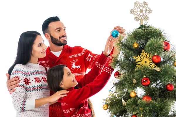 白で隔絶されたクリスマスツリーを飾る正の家族 — ストック写真