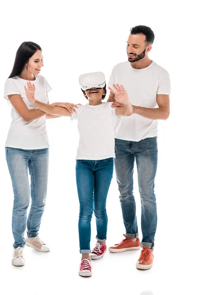 ホワイトで隔離された仮想現実ヘッドセットの子供の近くの幸せな両親 — ストック写真