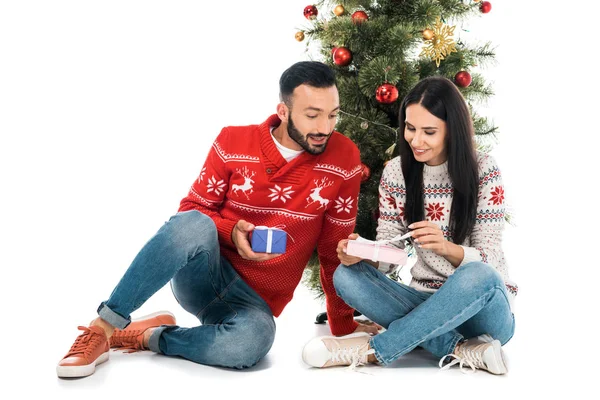 Homem Feliz Mulher Segurando Presentes Perto Árvore Natal Isolado Branco — Fotografia de Stock