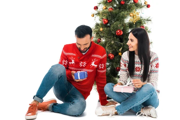 Alegre Hombre Mujer Sosteniendo Regalos Cerca Árbol Navidad Aislado Blanco — Foto de Stock