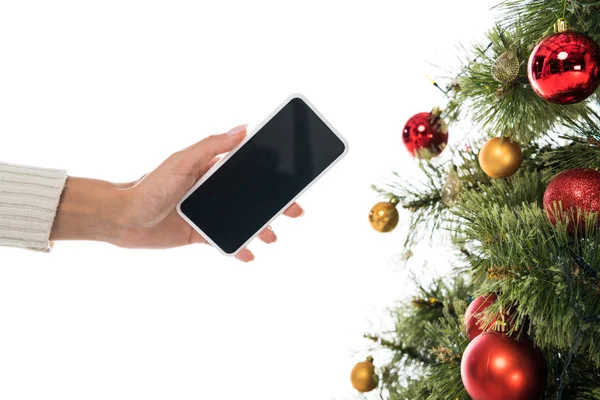 Oříznutý Pohled Ženu Držící Smartphone Prázdnou Obrazovkou Blízkosti Vánoční Strom — Stock fotografie