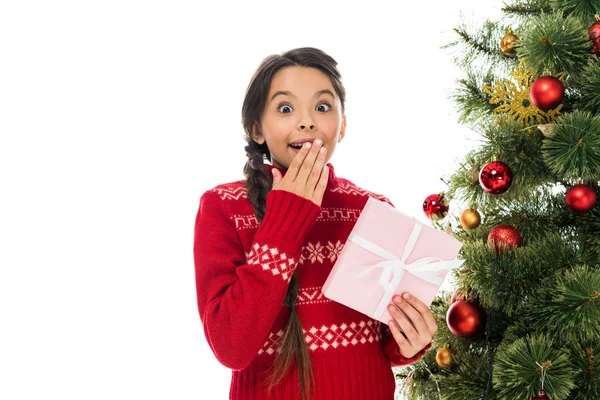 Heyecanlı Çocuk Yüzünü Örtüyor Pembe Hediyeyi Beyaz Bir Noel Ağacının — Stok fotoğraf