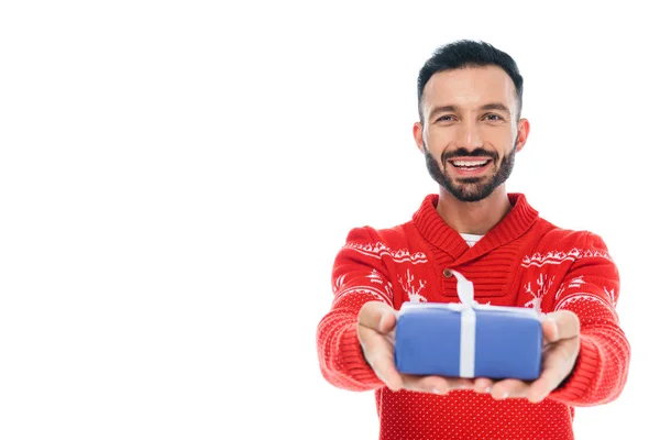 Foco Seletivo Homem Barbudo Feliz Segurando Presente Isolado Branco — Fotografia de Stock