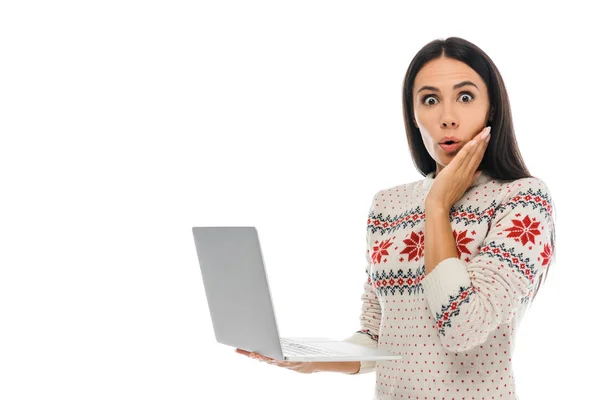 Mulher Surpreso Olhando Para Câmera Enquanto Segurando Laptop Isolado Branco — Fotografia de Stock