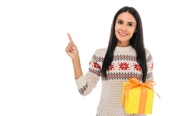 Fröhliche Frau Pullover Hält Geschenk Der Hand Und Zeigt Mit — Stockfoto