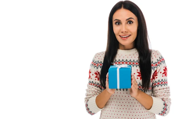 Χαρούμενη Γυναίκα Στο Πουλόβερ Κρατώντας Κουτί Δώρου Απομονώνονται Λευκό — Φωτογραφία Αρχείου