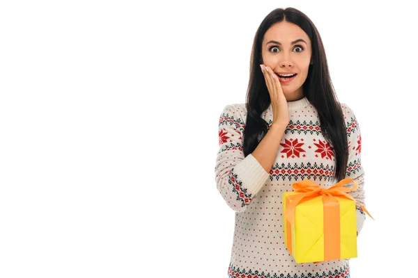 Excitada Mujer Sosteniendo Amarillo Presente Aislado Blanco — Foto de Stock