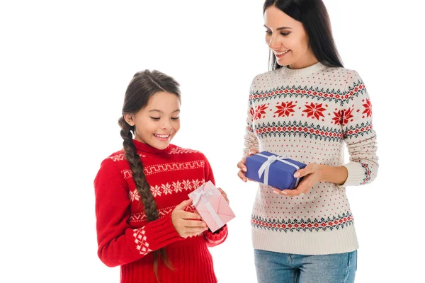 Mãe Feliz Filha Suéteres Segurando Presentes Isolados Branco — Fotografia de Stock