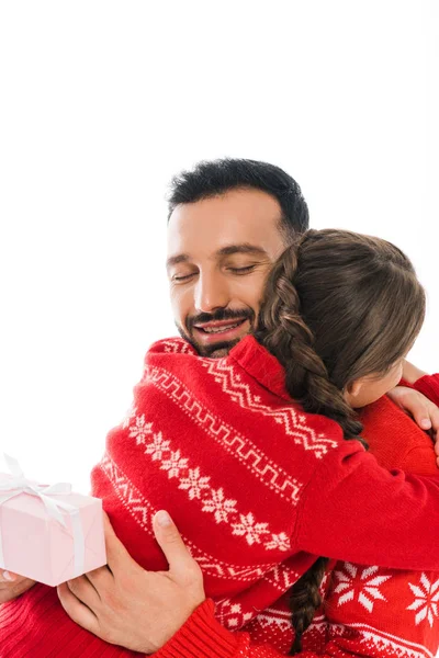 Rückseite Der Tochter Umarmt Glücklichen Vater Mit Weihnachtsgeschenk Isoliert Auf — Stockfoto