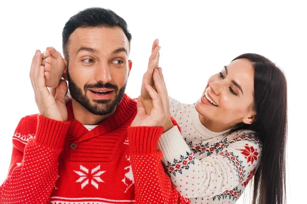 Wanita Bahagia Menyentuh Tangan Pria Berjanggut Dalam Sweater Terisolasi Pada — Stok Foto
