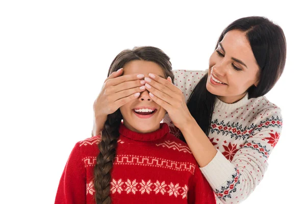 Fröhliche Frau Die Die Augen Ihrer Glücklichen Tochter Weißen Pullover — Stockfoto