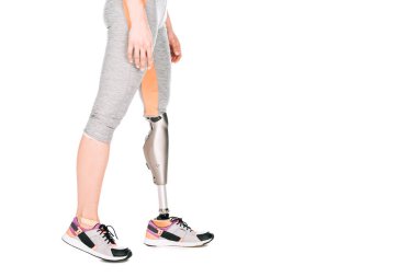 Beyaza izole edilmiş protez bacaklı engelli sporcunun kısmi görüntüsü