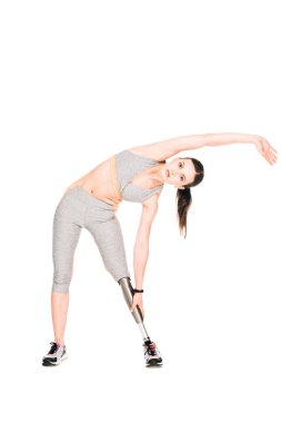 Protezi beyaz üzerine izole edilmiş engelli sporcu kadının tam boy görünümü