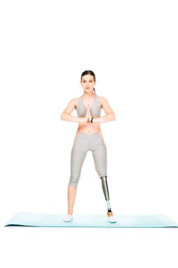 Engelli kadının fitness minderinde namaste işareti gösteren tam boy görünümü beyaz üzerine izole edilmiş