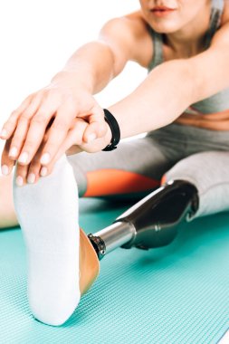 Engelli sporcunun spor minderine uzanan görüntüsü beyaza izole edilmiş.