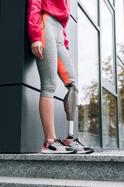 Sokakta protezi olan engelli sporcunun kısmi görüntüsü