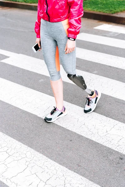 Gedeeltelijke Weergave Van Gehandicapte Sportvrouw Met Prothese Met Smartphone Straat — Stockfoto
