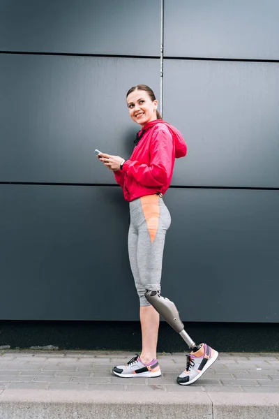 Full Length View Smiling Disabled Sportswoman Prosthesis Using Smartphone Street — Stock Photo, Image