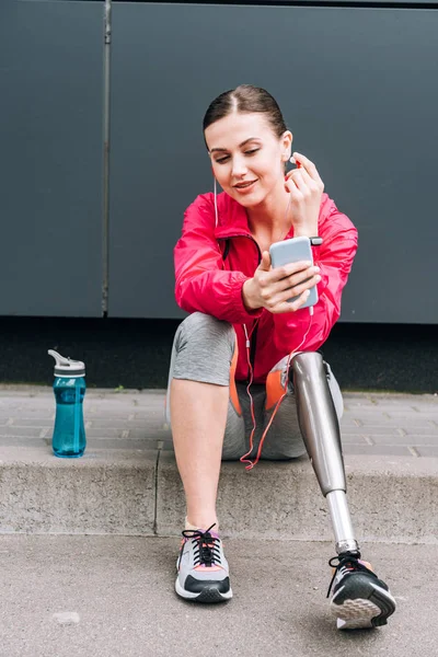 Sorrindo Desativado Esportista Ouvir Música Fones Ouvido Rua — Fotografia de Stock