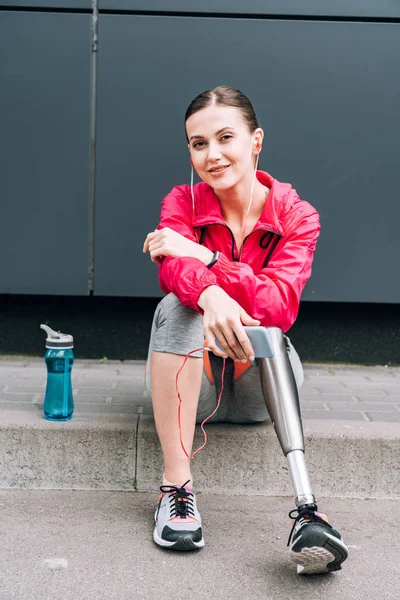 Deportista Discapacitada Sonriente Escuchando Música Auriculares Calle — Foto de Stock