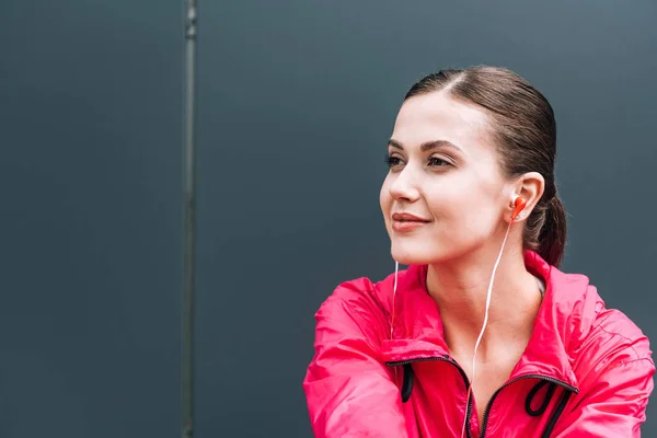 Sognante Giovane Donna Che Ascolta Musica Cuffia Strada — Foto Stock