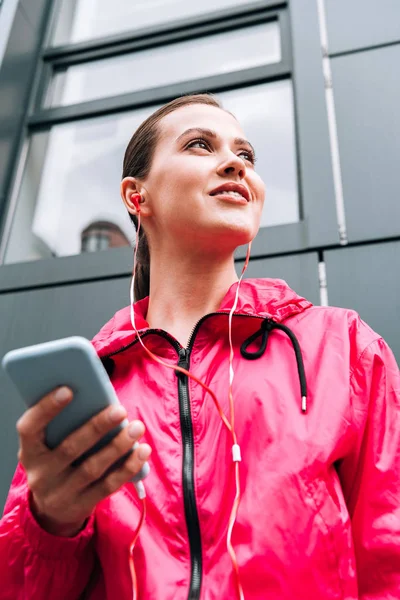Low Angle View Smiling Sportswoman Listening Music Earphones Using Smartphone — Stock Photo, Image