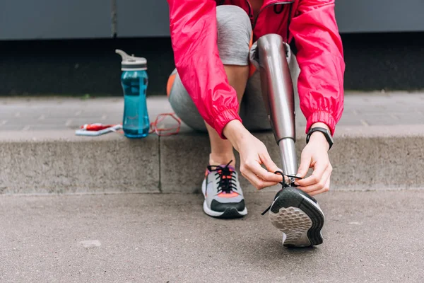 Vista Ritagliata Della Sportiva Disabile Allacciatura Lacci Scarpe Sulla Strada — Foto Stock