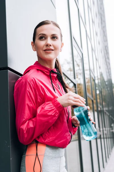 Glimlachende Mooie Sportvrouw Houden Sport Fles Straat — Stockfoto