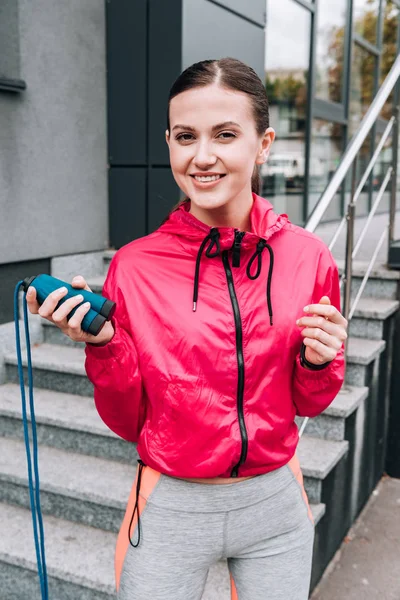 Glimlachende Aantrekkelijke Sportvrouw Houden Springtouw Straat — Stockfoto