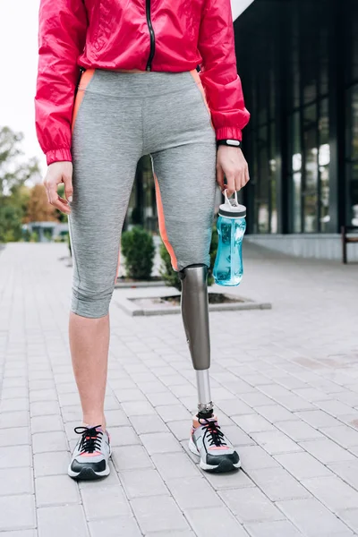Vue Partielle Une Sportive Handicapée Tenant Une Bouteille Sport Dans — Photo