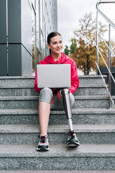 Fogyatékkal Élő Sportnő Használja Laptop Miközben Lépcsőn Utcán — Stock Fotó