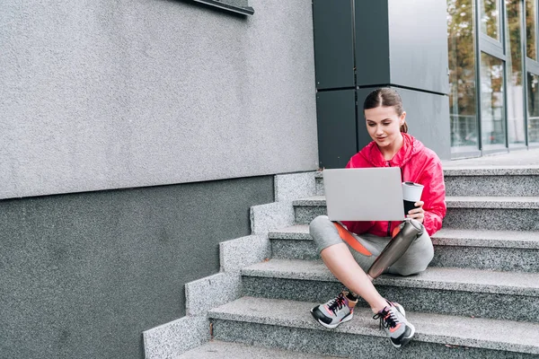 Behinderte Sportlerin Benutzt Laptop Während Sie Auf Treppe Auf Der — Stockfoto