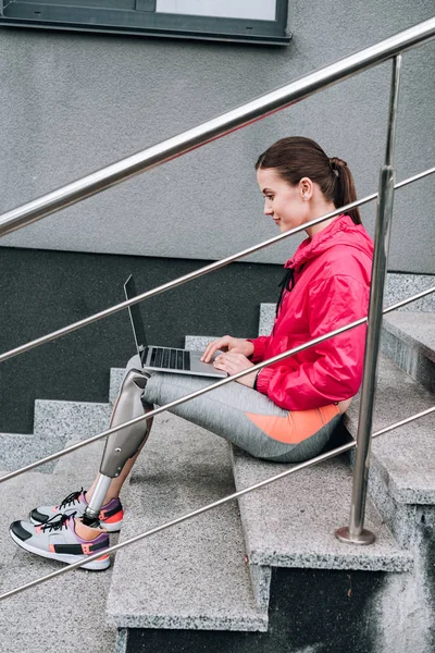 Side View Disabled Sportswoman Using Laptop While Sitting Stairs Street — ストック写真