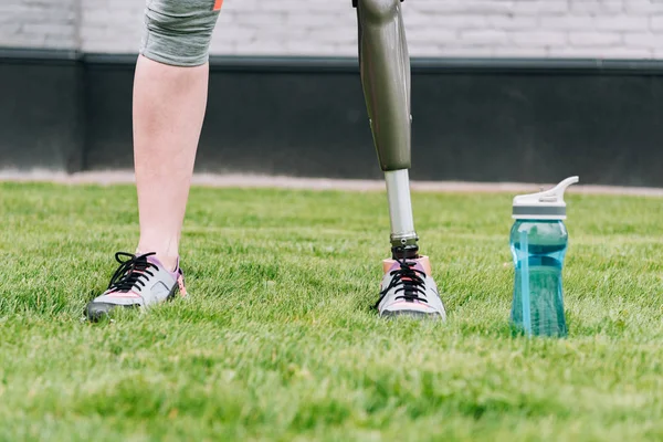 Teilbild Einer Behinderten Sportlerin Die Neben Sportflasche Auf Gras Auf — Stockfoto