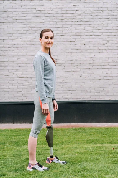 Full Length View Smiling Disabled Sportswoman Standing Grass — ストック写真