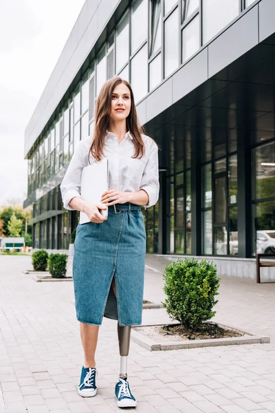 Vista Completa Della Donna Disabile Gonna Denim Che Tiene Computer — Foto Stock