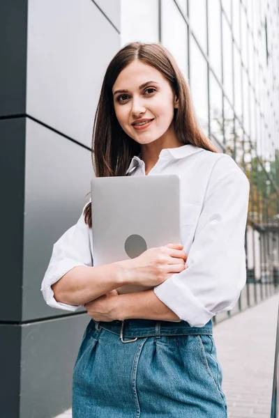 Vonzó Fiatal Fehér Ing Gazdaság Laptop Utcán — Stock Fotó